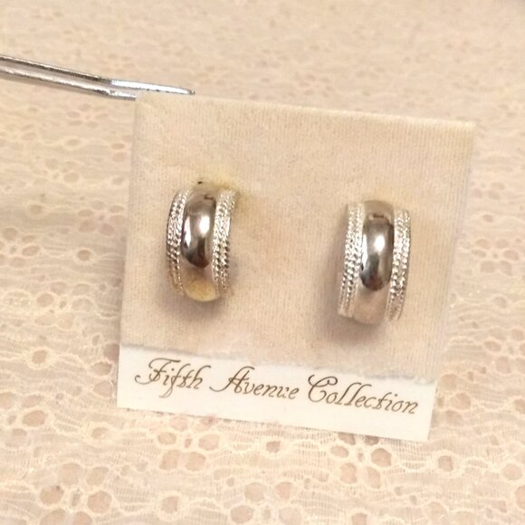 Vintage Silver Tone Earrings Non-Pierced Clip Earrings Timeless VTG Jewelry - Picture 3 of 8